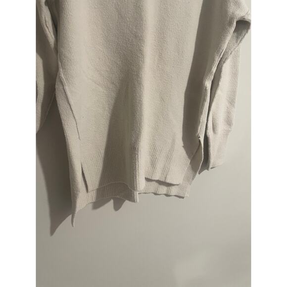 Abercrombie & Fitch Soft A&F Collection Crew Soft V-Neck Sweater - Picture 4 of 12